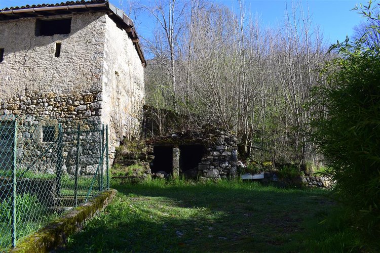 Serina, introvabile rustico su due piani con godibilissimo terreno a prato Serina