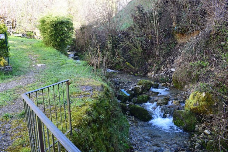 Serina, introvabile rustico su due piani con godibilissimo terreno a prato Serina