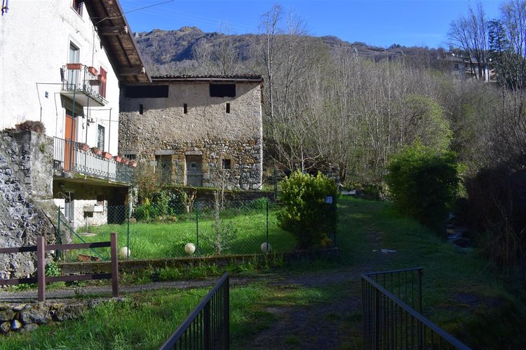 Serina, introvabile rustico su due piani con godibilissimo terreno a prato