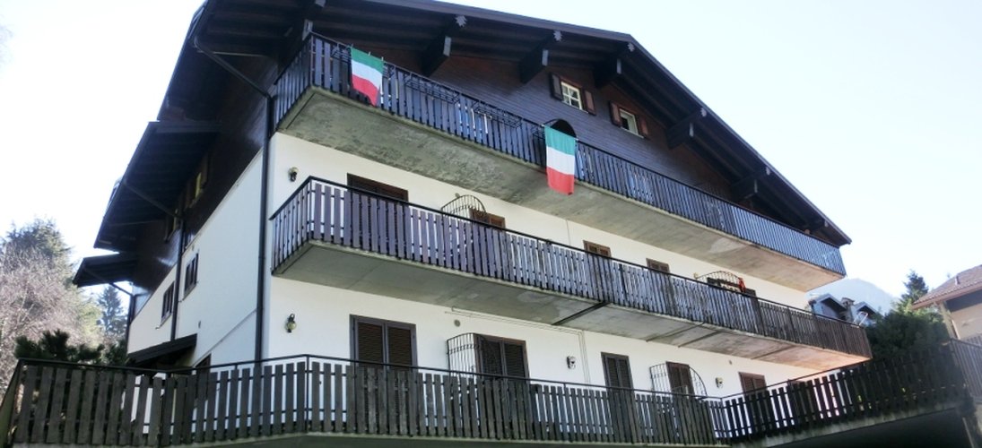 Serina, in elegante palazzina tipo chalet, ottimo quadrilocale con camino
