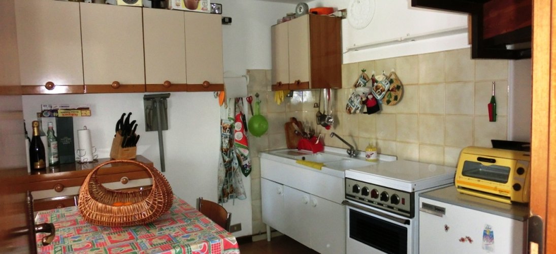 Serina, in elegante palazzina tipo chalet, ottimo quadrilocale con camino Serina