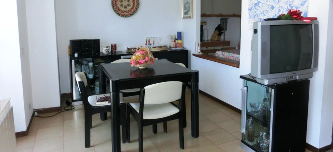 Serina, in elegante palazzina tipo chalet, ottimo quadrilocale con camino Serina