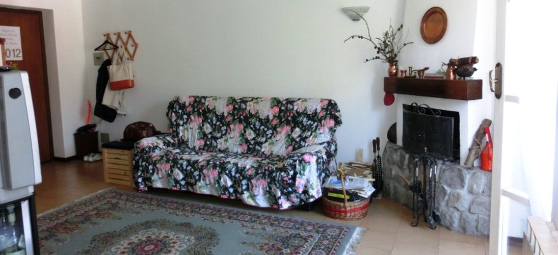 Serina, in elegante palazzina tipo chalet, ottimo quadrilocale con camino Serina