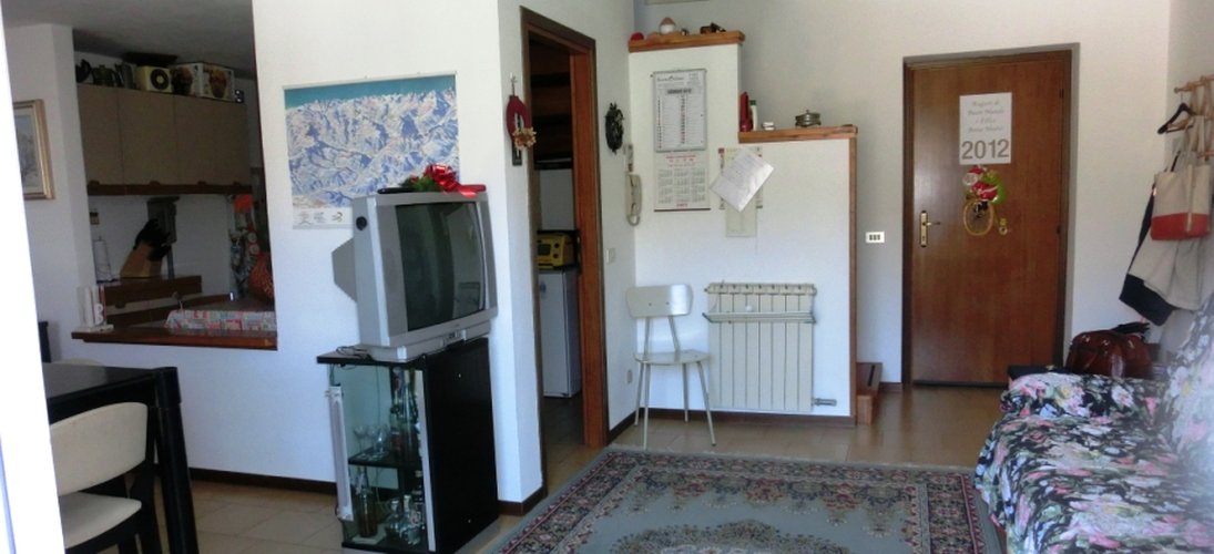 Serina, in elegante palazzina tipo chalet, ottimo quadrilocale con camino Serina