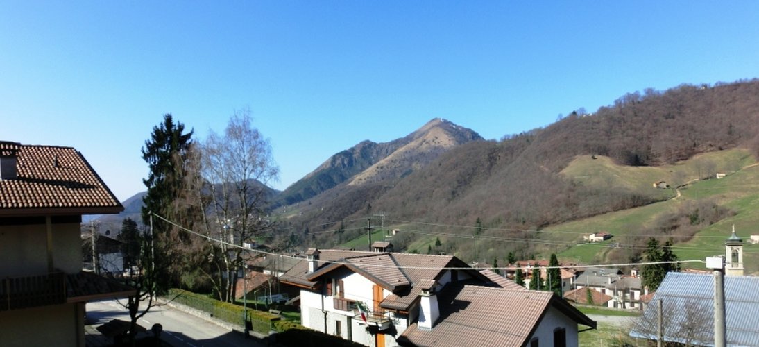 Serina, in elegante palazzina tipo chalet, ottimo quadrilocale con camino Serina