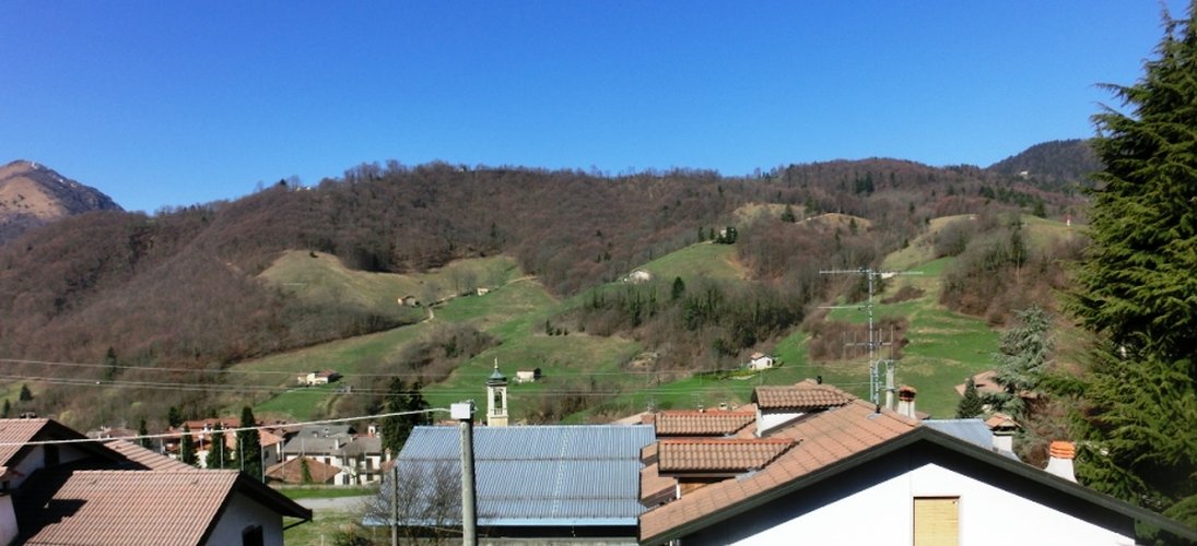 Serina, in elegante palazzina tipo chalet, ottimo quadrilocale con camino Serina