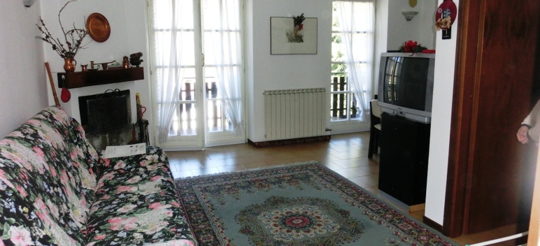 Serina, in elegante palazzina tipo chalet, ottimo quadrilocale con camino Serina