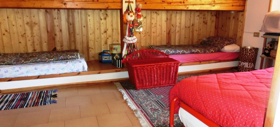 Serina, in elegante palazzina tipo chalet, ottimo quadrilocale con camino Serina