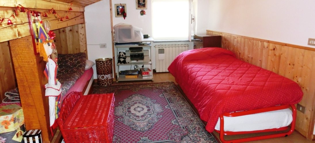 Serina, in elegante palazzina tipo chalet, ottimo quadrilocale con camino Serina