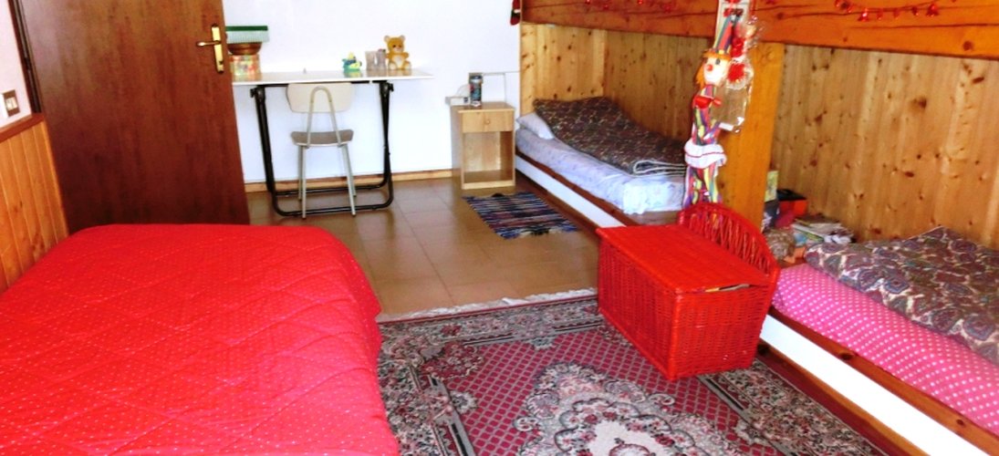 Serina, in elegante palazzina tipo chalet, ottimo quadrilocale con camino Serina