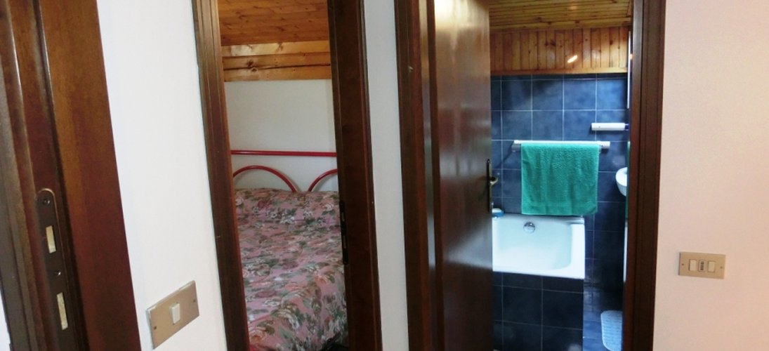 Serina, in elegante palazzina tipo chalet, ottimo quadrilocale con camino Serina