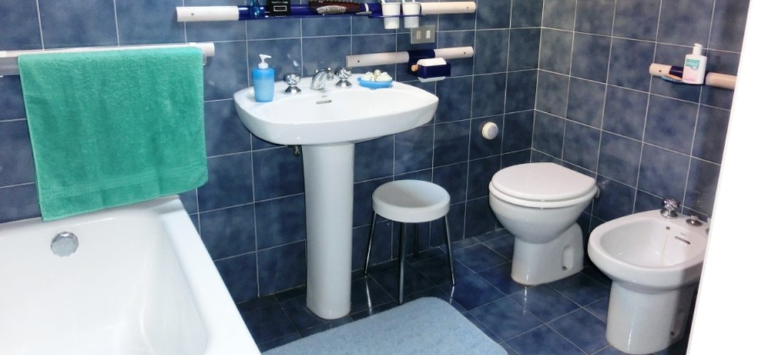 Serina, in elegante palazzina tipo chalet, ottimo quadrilocale con camino Serina