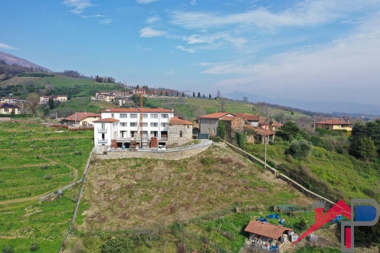 Ampio trilocale con giardino Pontida