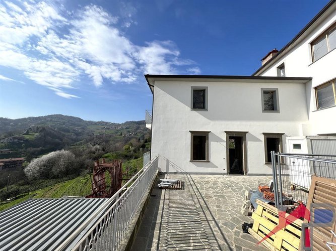 Ampio trilocale panoramico Pontida