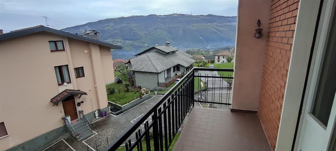 Berbenno trilocale balconato con cantina e box Berbenno