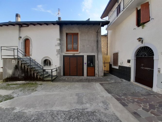 Sant’Omobono Terme in casa storica trilocale con camino e arredo