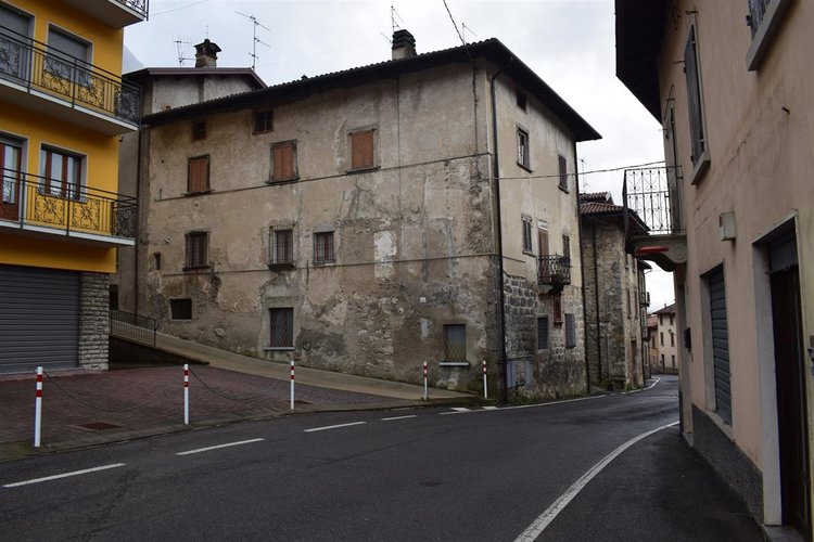 Serina, in casa d’epoca, centralissimo trilocale esente da spese condominiali