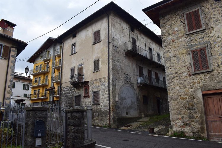 Serina, in casa d’epoca, centralissimo trilocale esente da spese condominiali Serina