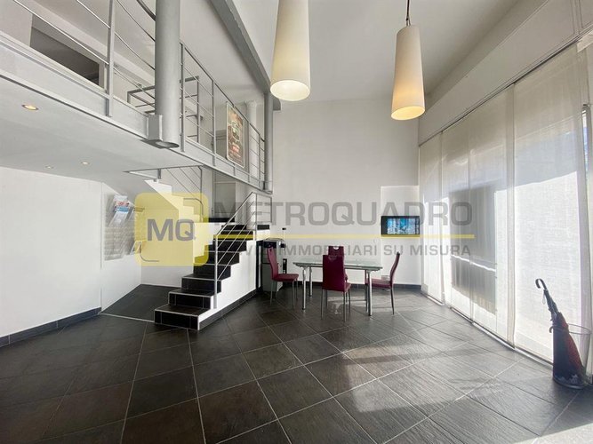 Lecco, negozio in vendita in posizione angolare di forte passaggio e visibilità Lecco