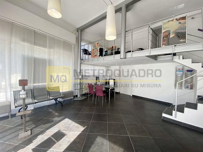 Lecco, negozio in vendita in posizione angolare di forte passaggio e visibilità Lecco