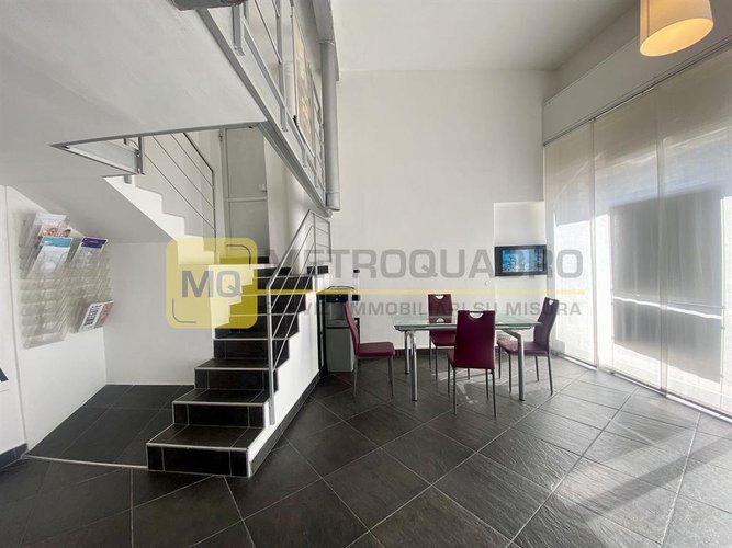 Lecco, negozio in vendita in posizione angolare di forte passaggio e visibilità Lecco