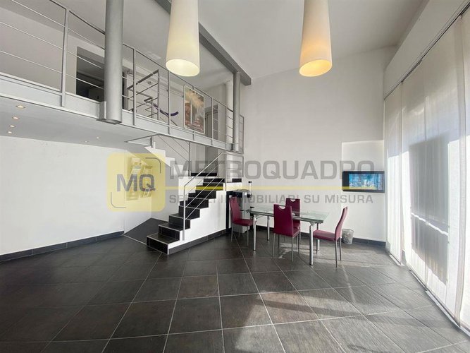 Lecco, negozio in vendita in posizione angolare di forte passaggio e visibilità Lecco