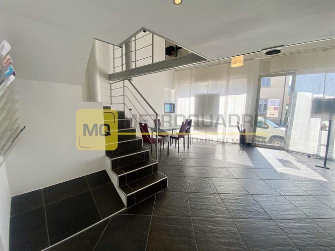 Lecco, negozio in vendita in posizione angolare di forte passaggio e visibilità Lecco