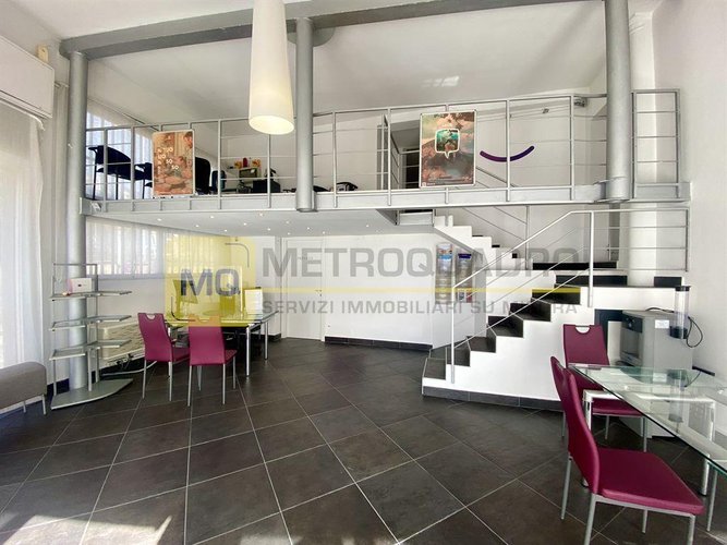 Lecco, negozio in vendita in posizione angolare di forte passaggio e visibilità Lecco