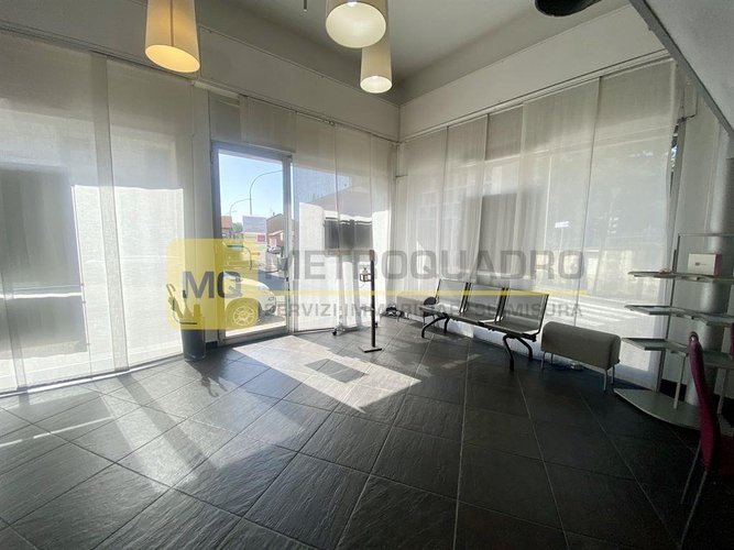 Lecco, negozio in vendita in posizione angolare di forte passaggio e visibilità Lecco