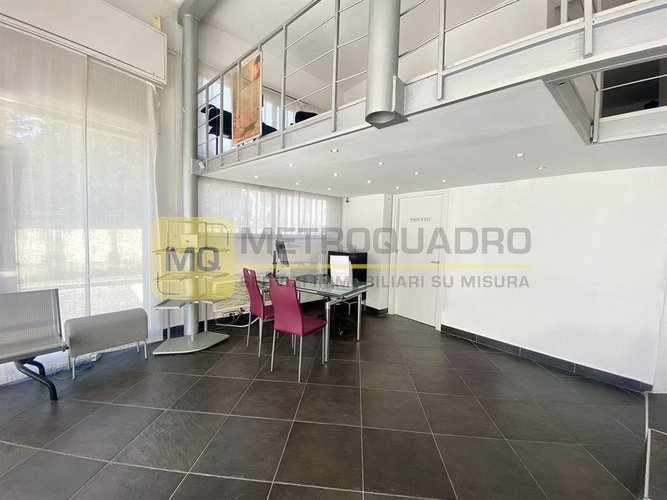 Lecco, negozio in vendita in posizione angolare di forte passaggio e visibilità Lecco