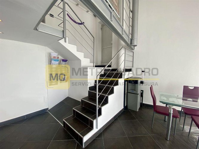 Lecco, negozio in vendita in posizione angolare di forte passaggio e visibilità Lecco