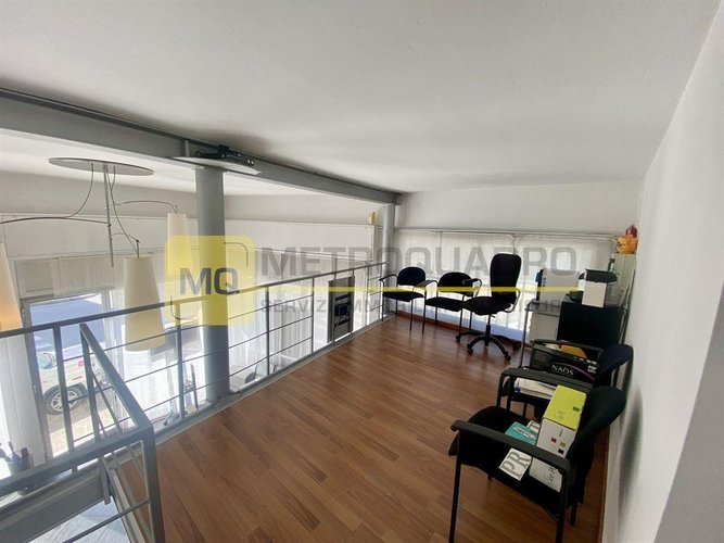 Lecco, negozio in vendita in posizione angolare di forte passaggio e visibilità Lecco