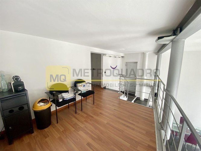 Lecco, negozio in vendita in posizione angolare di forte passaggio e visibilità Lecco