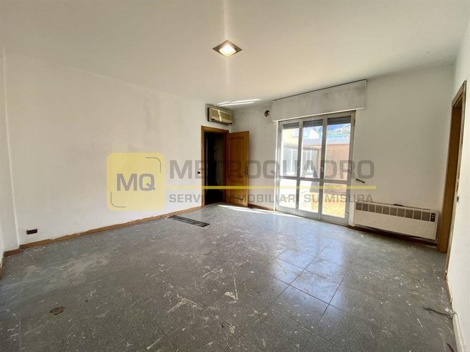 Lecco, zona Acquate, trilocale con terrazza in vendita