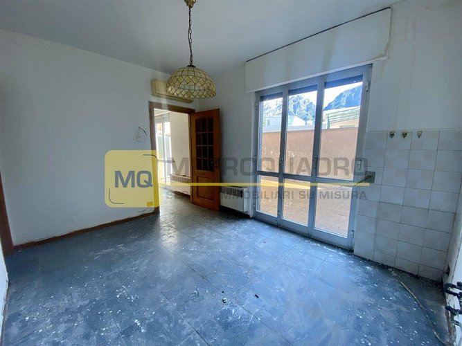 Lecco, zona Acquate, trilocale con terrazza in vendita Lecco
