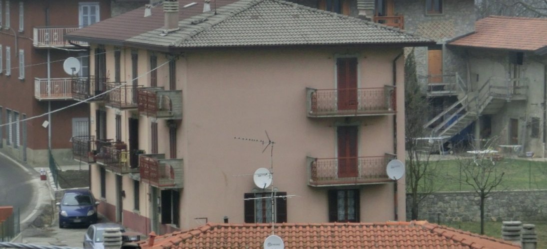 Capizzone, grazioso trilocale balconato con posto auto privato