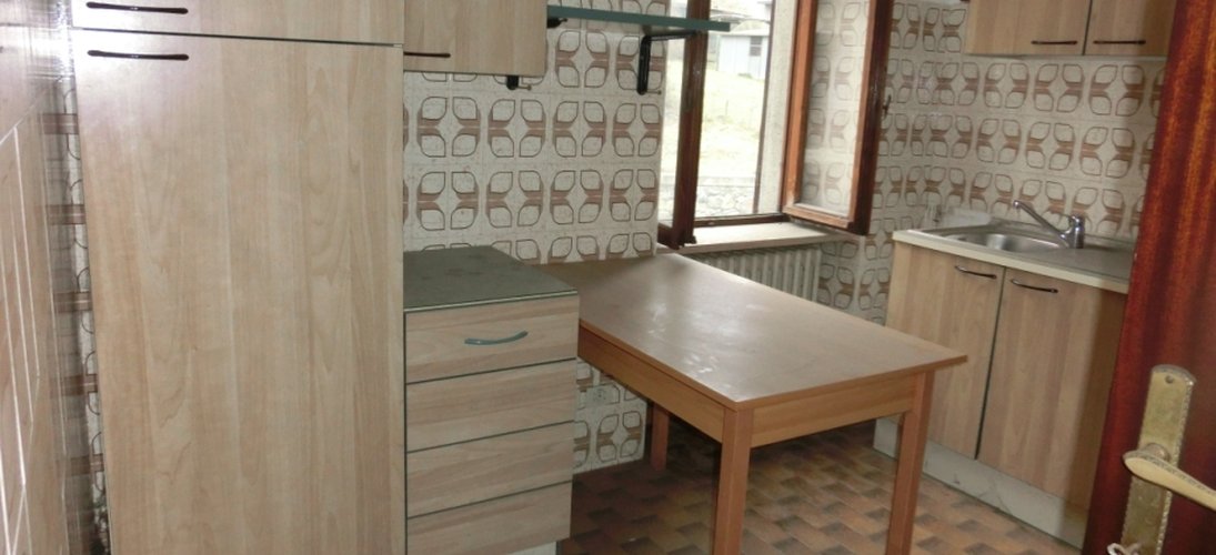 Capizzone, grazioso trilocale balconato con posto auto privato Capizzone