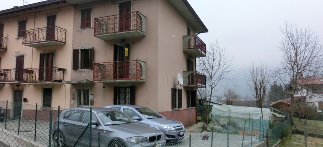 Capizzone, grazioso trilocale balconato con posto auto privato Capizzone