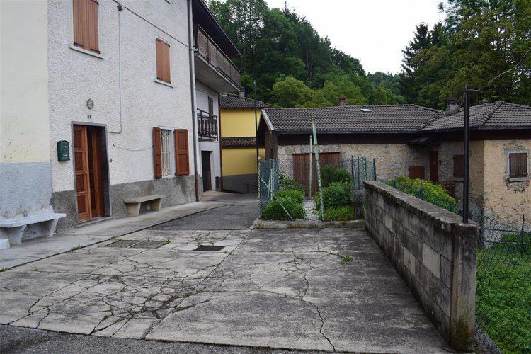 Costa Serina panoramica casetta montana con giardino privato Costa Serina