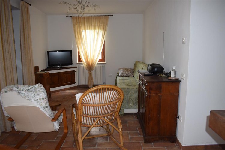 Oltre il Colle centralissimo fabbricato storico ristrutturato con area di pertinenza Oltre il Colle