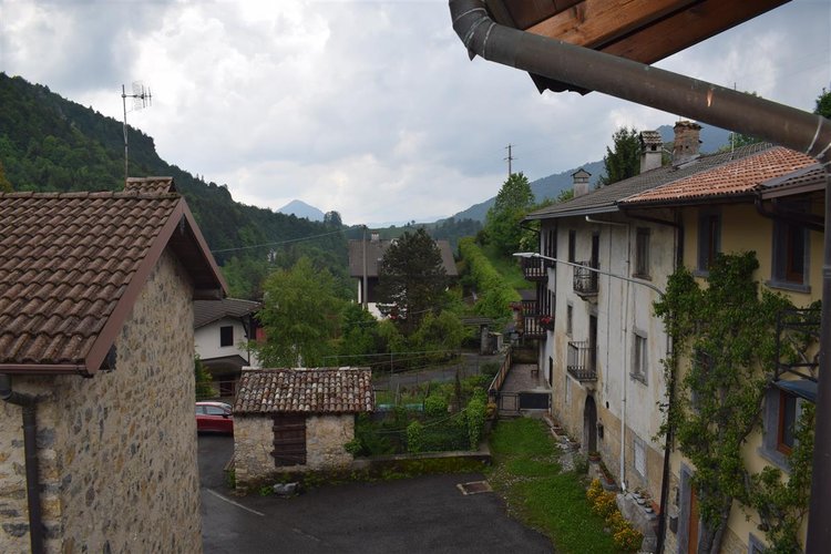 Oltre il Colle centralissimo fabbricato storico ristrutturato con area di pertinenza Oltre il Colle