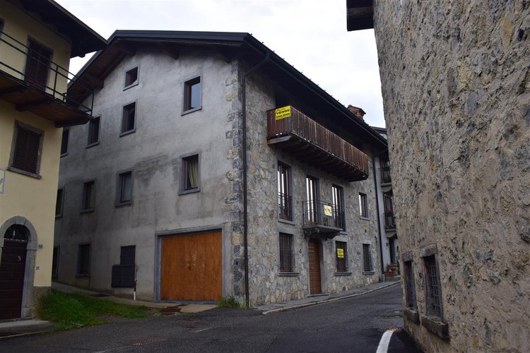 Oltre il Colle centralissimo fabbricato storico ristrutturato con area di pertinenza Oltre il Colle