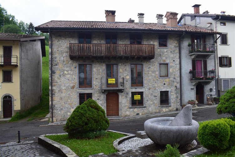 Oltre il Colle centralissimo fabbricato storico ristrutturato con area di pertinenza Oltre il Colle