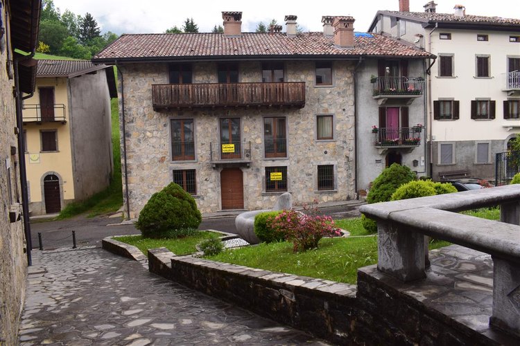 Oltre il Colle centralissimo fabbricato storico ristrutturato con area di pertinenza