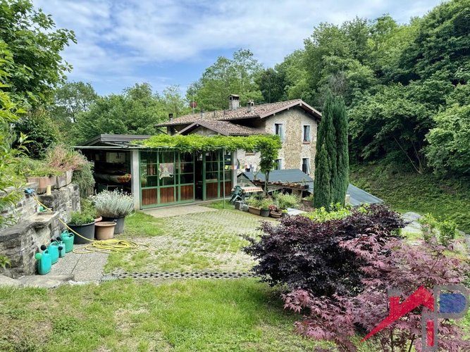 Porzione di rustico con terreno Pontida