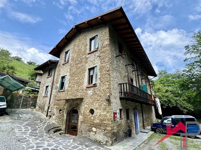 Porzione di rustico con terreno Pontida