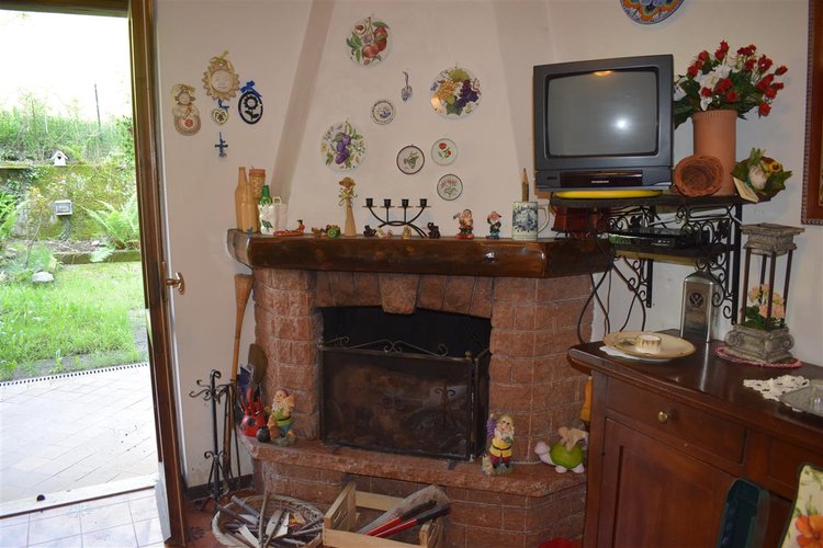 Algua in frazione Frerola grazioso bilocale con giardino piantumato Algua