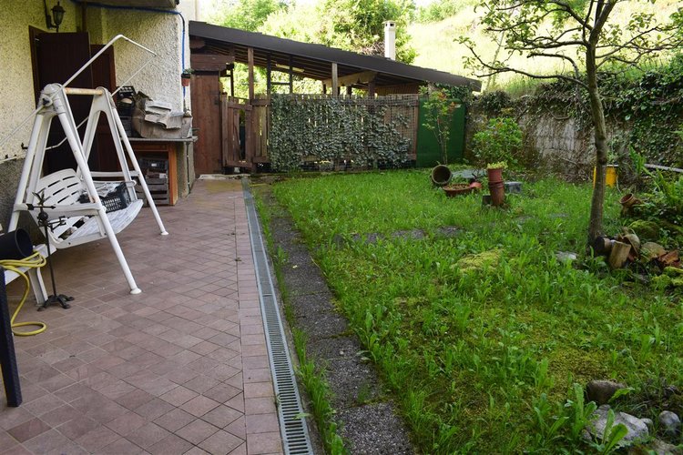 Algua in frazione Frerola grazioso bilocale con giardino piantumato Algua