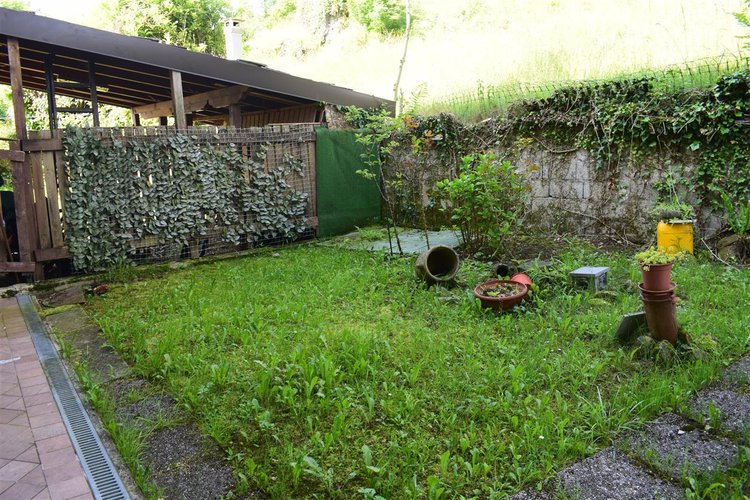 Algua in frazione Frerola grazioso bilocale con giardino piantumato Algua