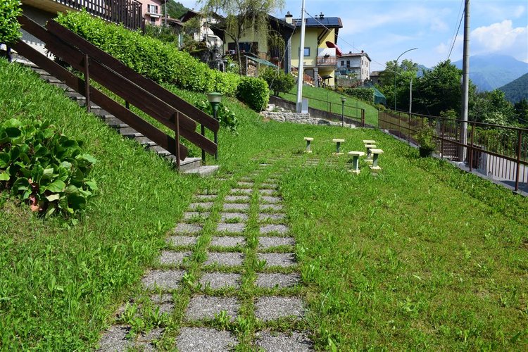 Algua in frazione Frerola grazioso bilocale con giardino piantumato Algua